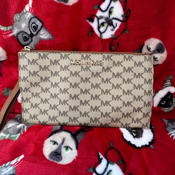 Michael Kors Handbags - Michael Kors Large Wristlet